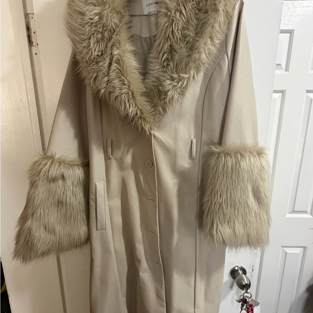 Forever 21 Cream Teddy Jacket with Faux Fur Trim Xl not belt.